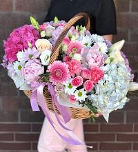 Композиция солнечный день в Донецке Цветочная композиция из Розы, Хризантемы, Пионы и Лизиантусы в корзине в Донецке
